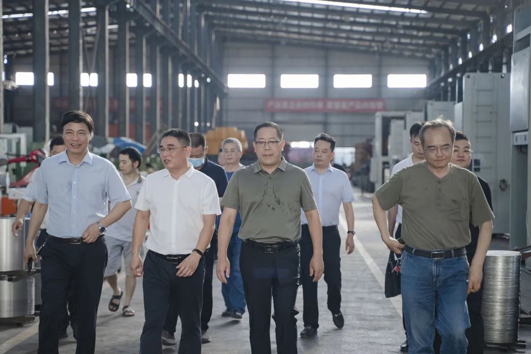 衡東縣縣委副書(shū)記、縣長(zhǎng)對(duì)朝陽(yáng)集團(tuán)自動(dòng)化生產(chǎn)線進(jìn)行視察
